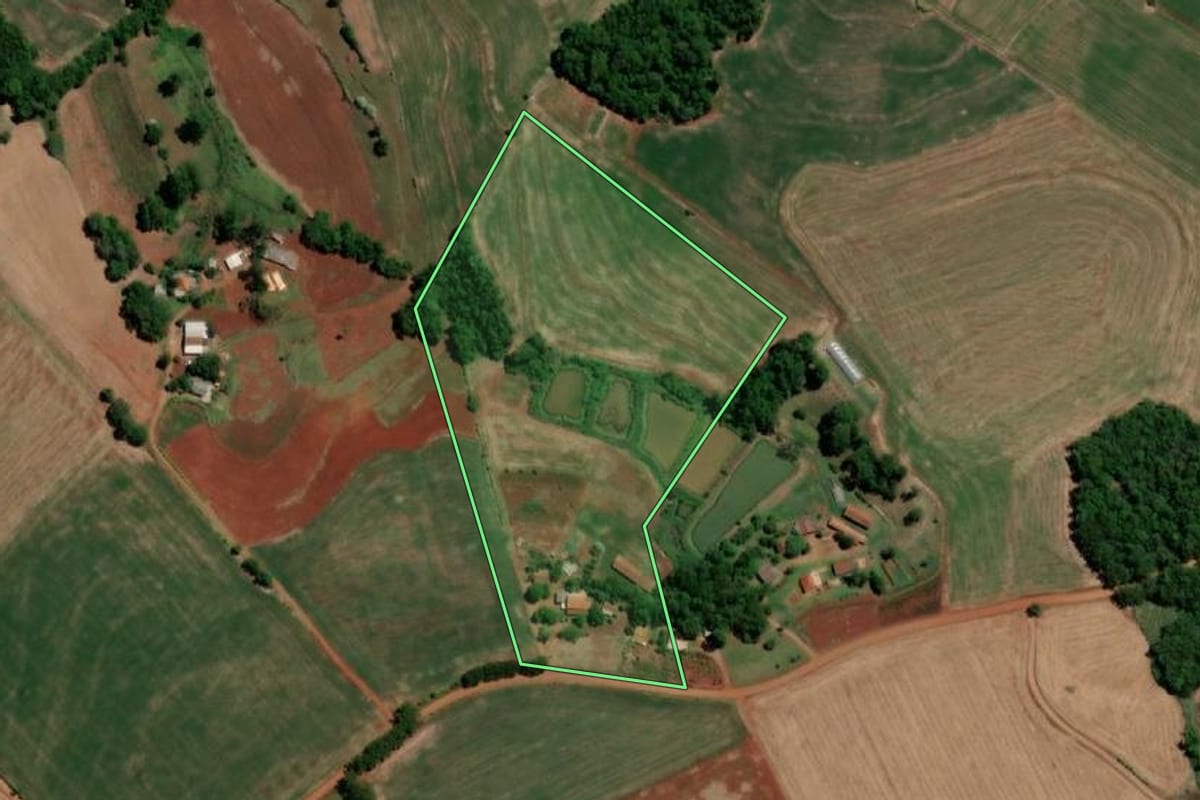 Imagem de satélite do imóvel rural em Três de Maio (RS), com o contorno declarado no CAR desenhado por cima.