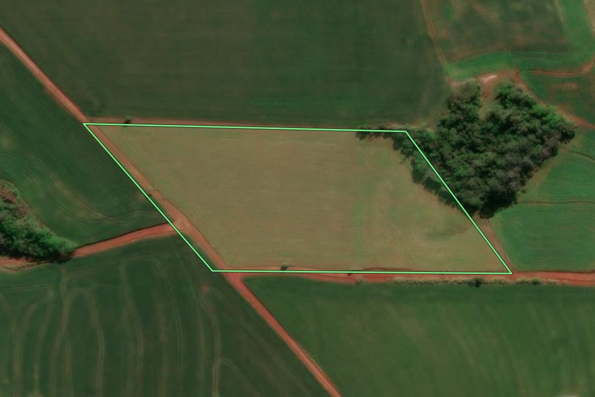 Imagem de satélite do imóvel rural em Três de Maio (RS), com o contorno declarado no CAR desenhado por cima.