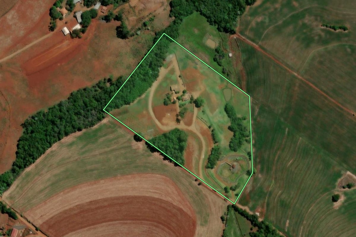 Imagem de satélite do imóvel rural em Três de Maio (RS), com o contorno declarado no CAR desenhado por cima.