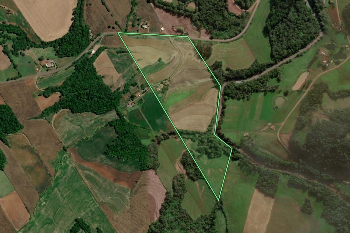 Imagem de satélite do imóvel rural em Três de Maio (RS), com o contorno declarado no CAR desenhado por cima.