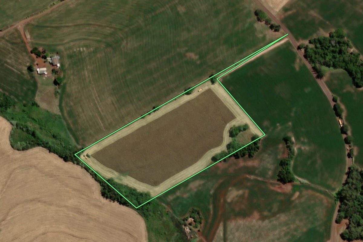 Imagem de satélite do imóvel rural em Três de Maio (RS), com o contorno declarado no CAR desenhado por cima.