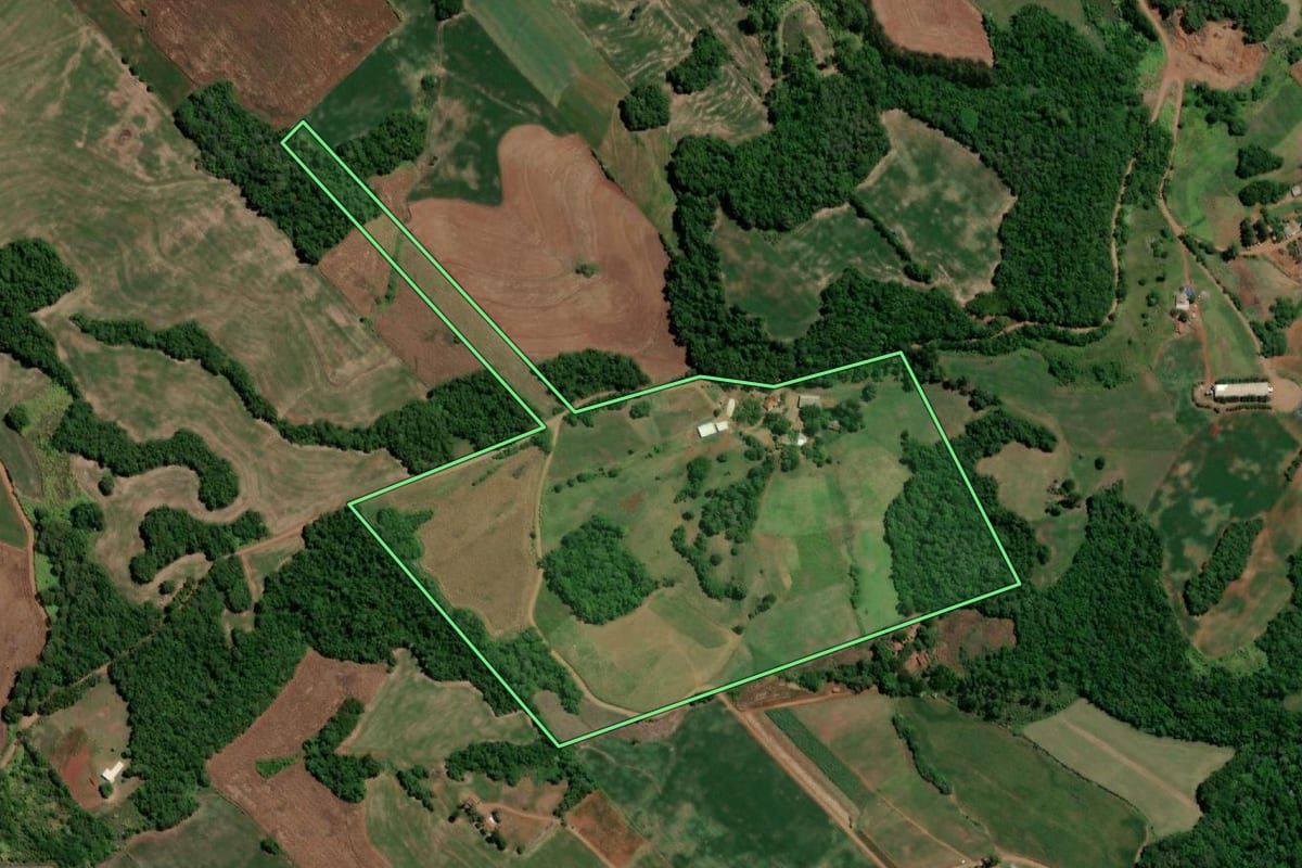 Imagem de satélite do imóvel rural em Três de Maio (RS), com o contorno declarado no CAR desenhado por cima.