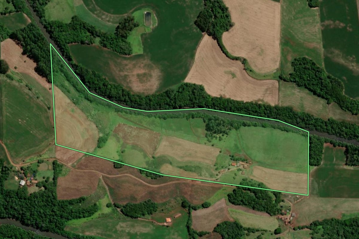 Imagem de satélite do imóvel rural em Três de Maio (RS), com o contorno declarado no CAR desenhado por cima.