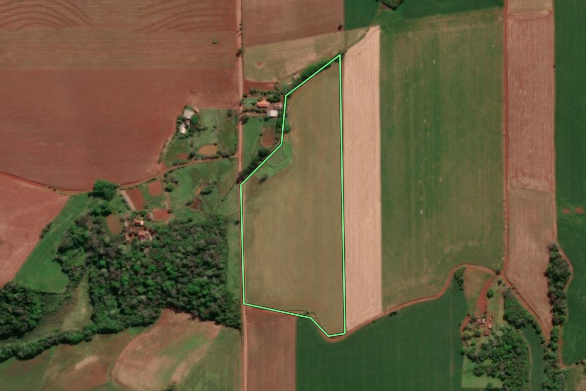 Imagem de satélite do imóvel rural em Três de Maio (RS), com o contorno declarado no CAR desenhado por cima.