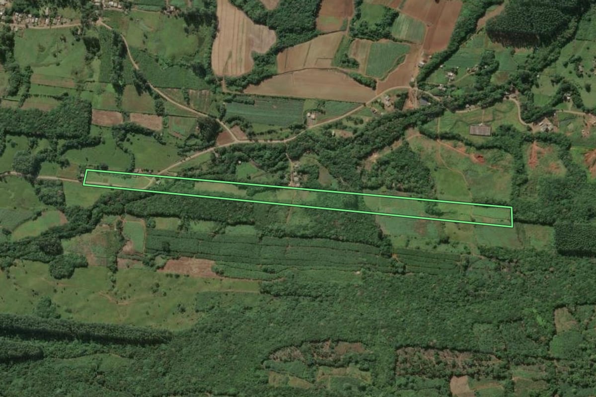 Imagem de satélite do imóvel rural em Três Forquilhas (RS), com o contorno declarado no CAR desenhado por cima.