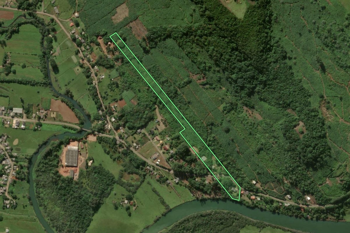 Imagem de satélite do imóvel rural em Três Forquilhas (RS), com o contorno declarado no CAR desenhado por cima.