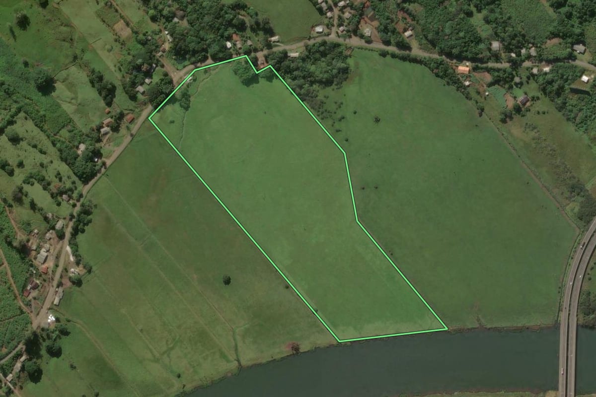 Imagem de satélite do imóvel rural em Três Forquilhas (RS), com o contorno declarado no CAR desenhado por cima.