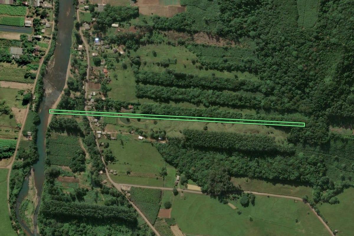 Imagem de satélite do imóvel rural em Três Forquilhas (RS), com o contorno declarado no CAR desenhado por cima.