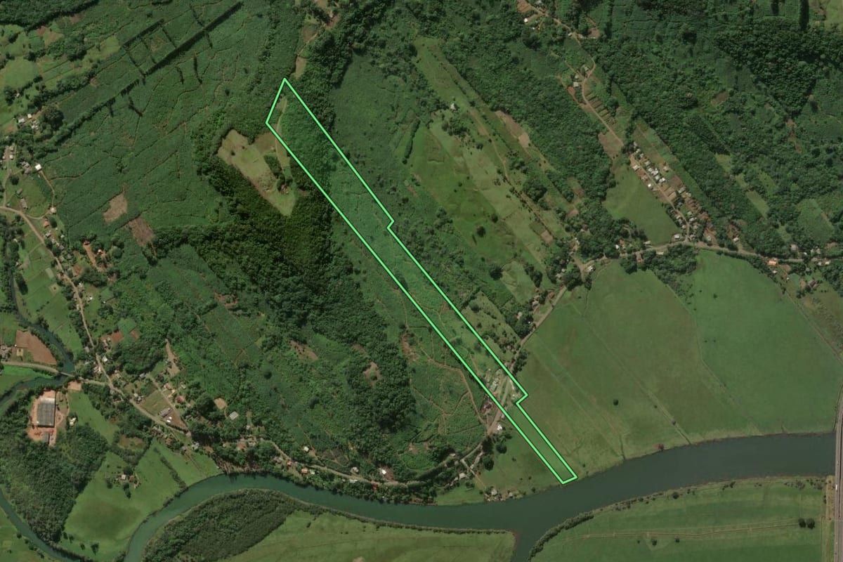 Imagem de satélite do imóvel rural em Três Forquilhas (RS), com o contorno declarado no CAR desenhado por cima.