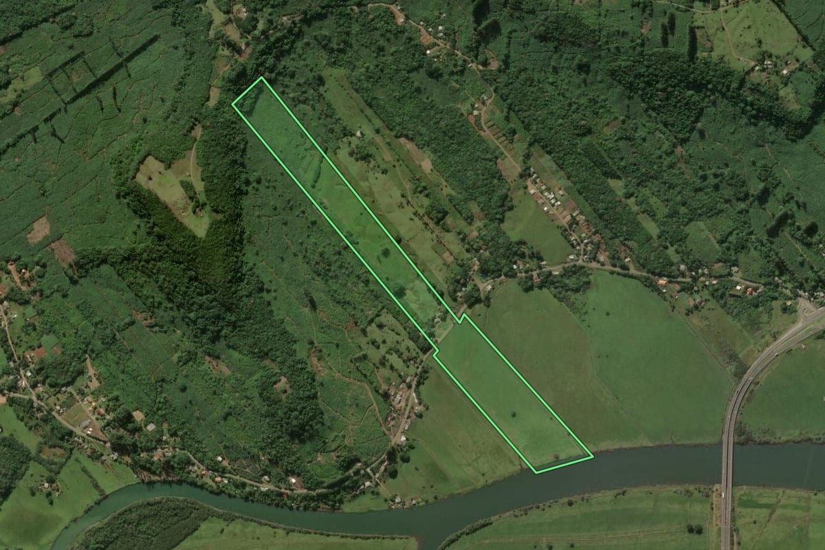 Imagem de satélite do imóvel rural em Três Forquilhas (RS), com o contorno declarado no CAR desenhado por cima.