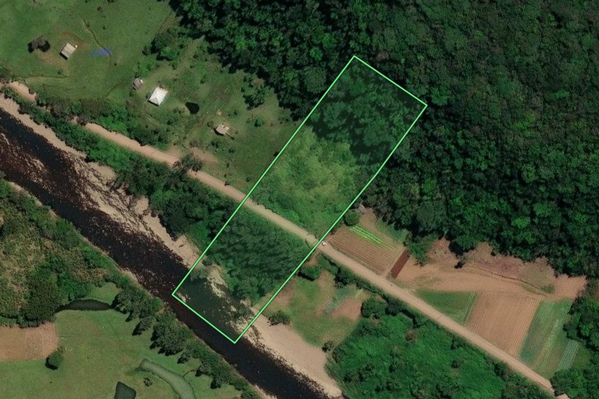 Imagem de satélite do imóvel rural em Três Forquilhas (RS), com o contorno declarado no CAR desenhado por cima.