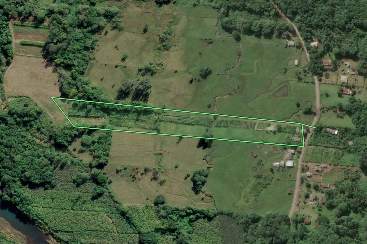Imagem de satélite do imóvel rural em Três Forquilhas (RS), com o contorno declarado no CAR desenhado por cima.