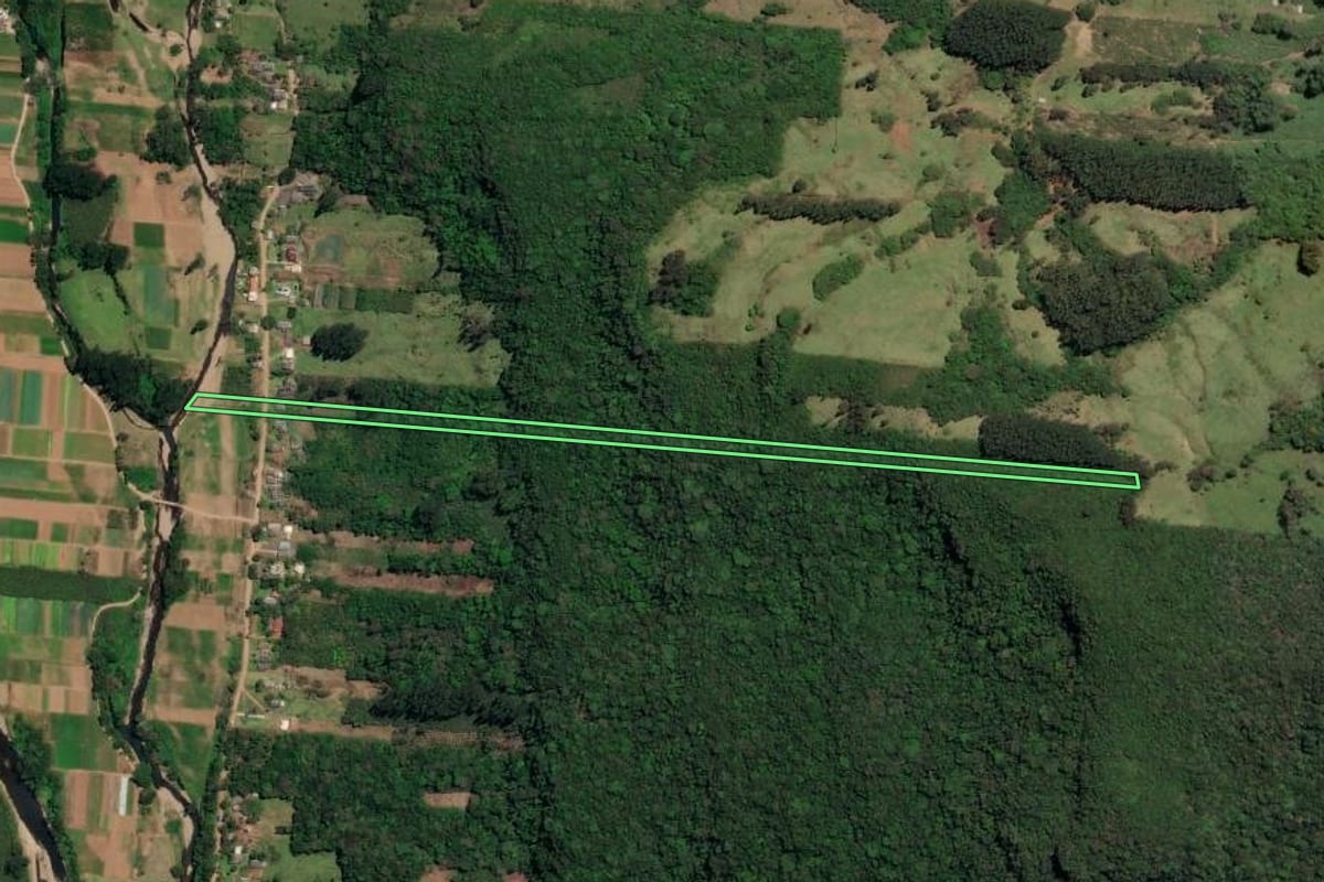 Imagem de satélite do imóvel rural em Três Forquilhas (RS), com o contorno declarado no CAR desenhado por cima.