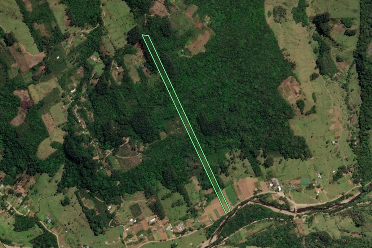 Imagem de satélite do imóvel rural em Três Forquilhas (RS), com o contorno declarado no CAR desenhado por cima.