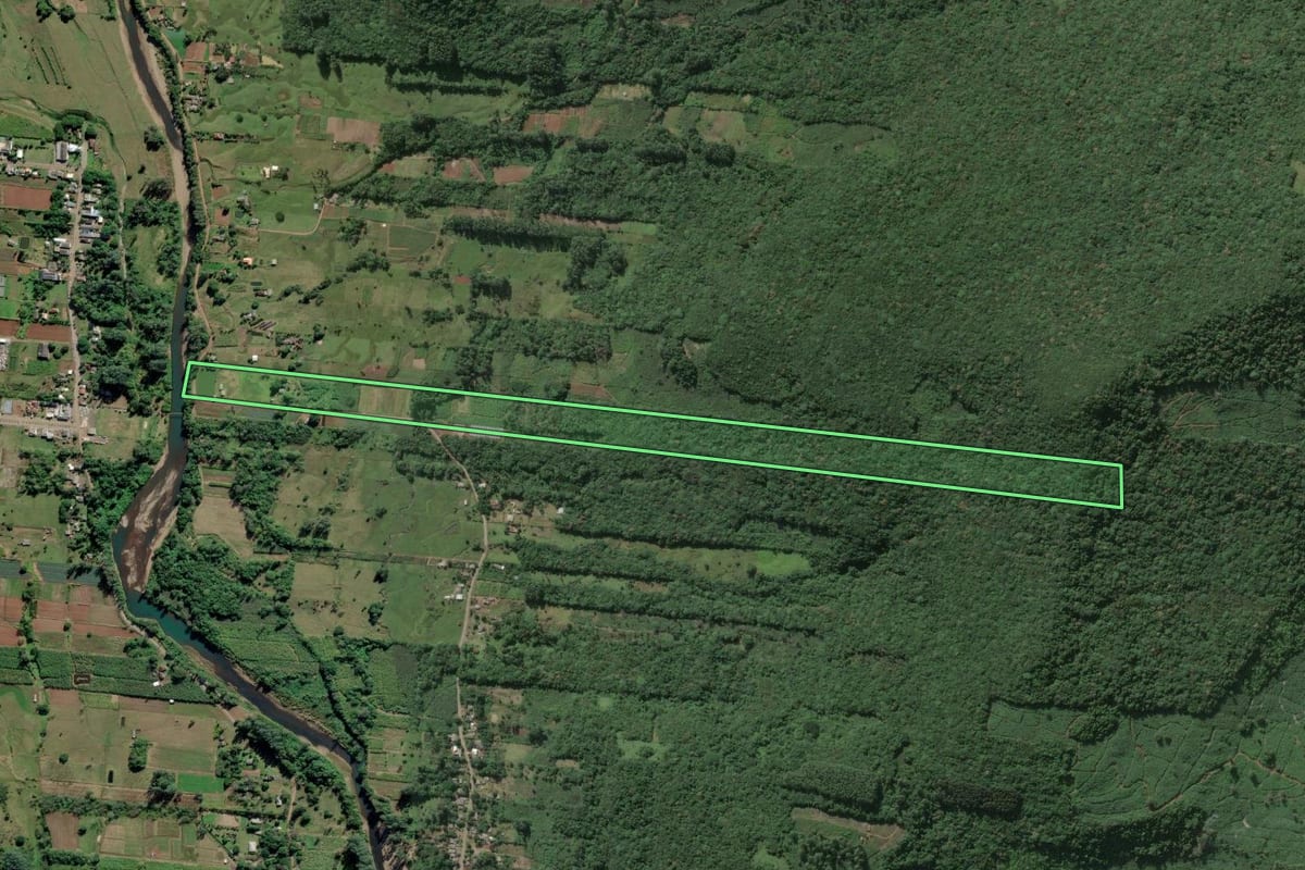 Imagem de satélite do imóvel rural em Três Forquilhas (RS), com o contorno declarado no CAR desenhado por cima.