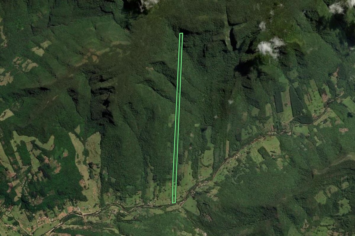 Imagem de satélite do imóvel rural em Três Forquilhas (RS), com o contorno declarado no CAR desenhado por cima.