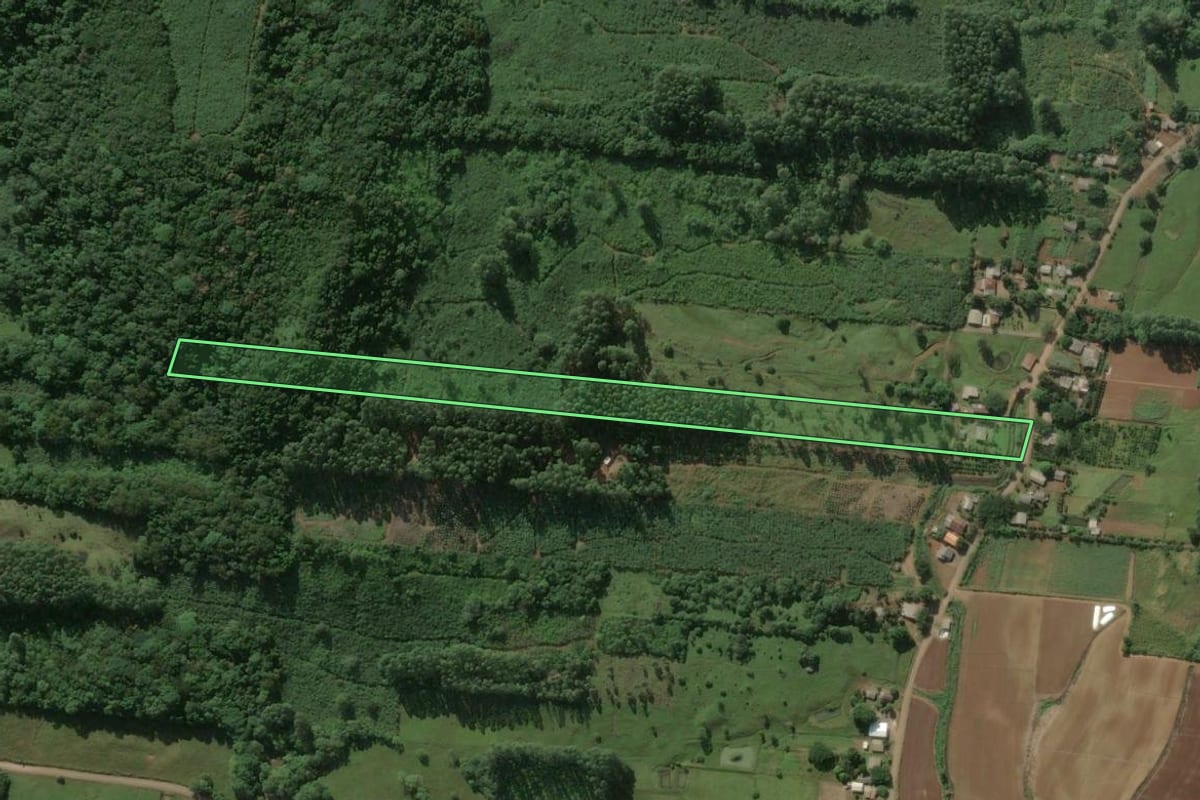 Imagem de satélite do imóvel rural em Três Forquilhas (RS), com o contorno declarado no CAR desenhado por cima.