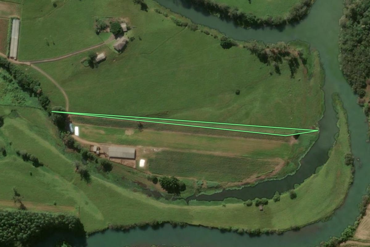 Imagem de satélite do imóvel rural em Três Forquilhas (RS), com o contorno declarado no CAR desenhado por cima.
