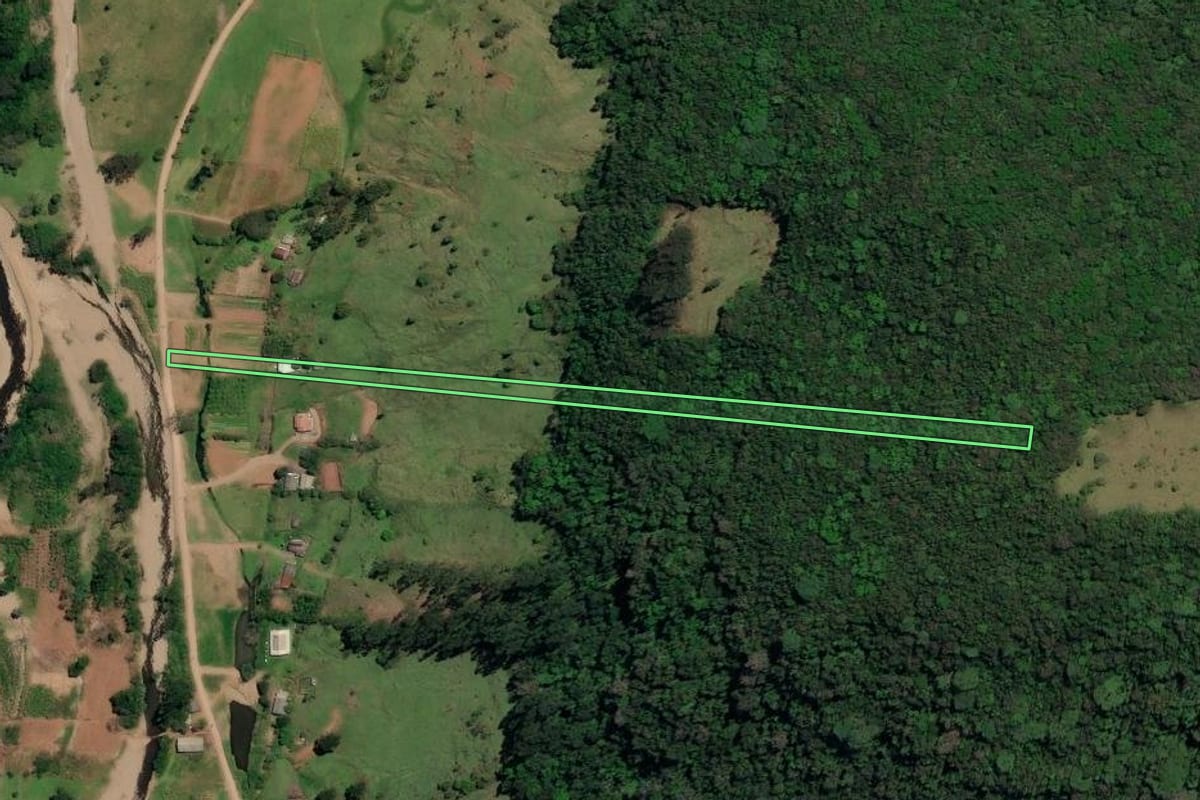 Imagem de satélite do imóvel rural em Três Forquilhas (RS), com o contorno declarado no CAR desenhado por cima.
