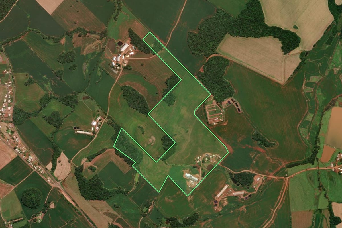 Imagem de satélite do imóvel rural em Três Palmeiras (RS), com o contorno declarado no CAR desenhado por cima.
