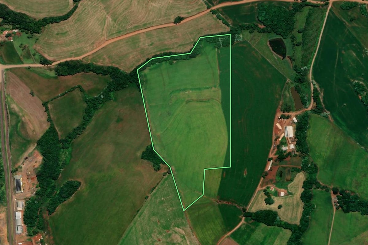 Imagem de satélite do imóvel rural em Três Palmeiras (RS), com o contorno declarado no CAR desenhado por cima.