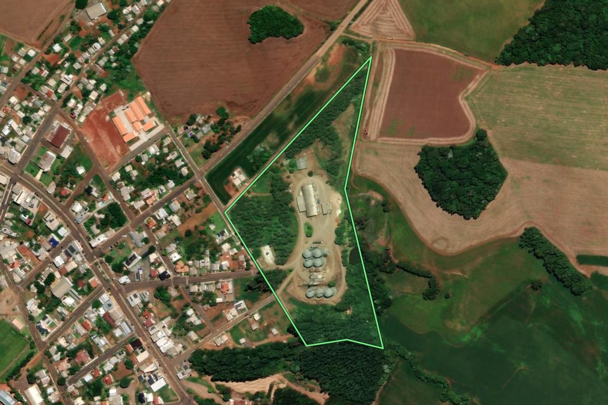 Imagem de satélite do imóvel rural em Três Palmeiras (RS), com o contorno declarado no CAR desenhado por cima.