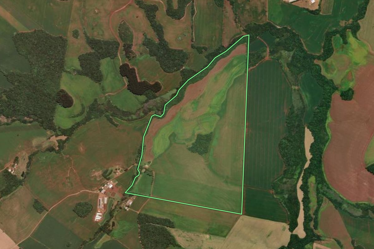 Imagem de satélite do imóvel rural em Três Palmeiras (RS), com o contorno declarado no CAR desenhado por cima.