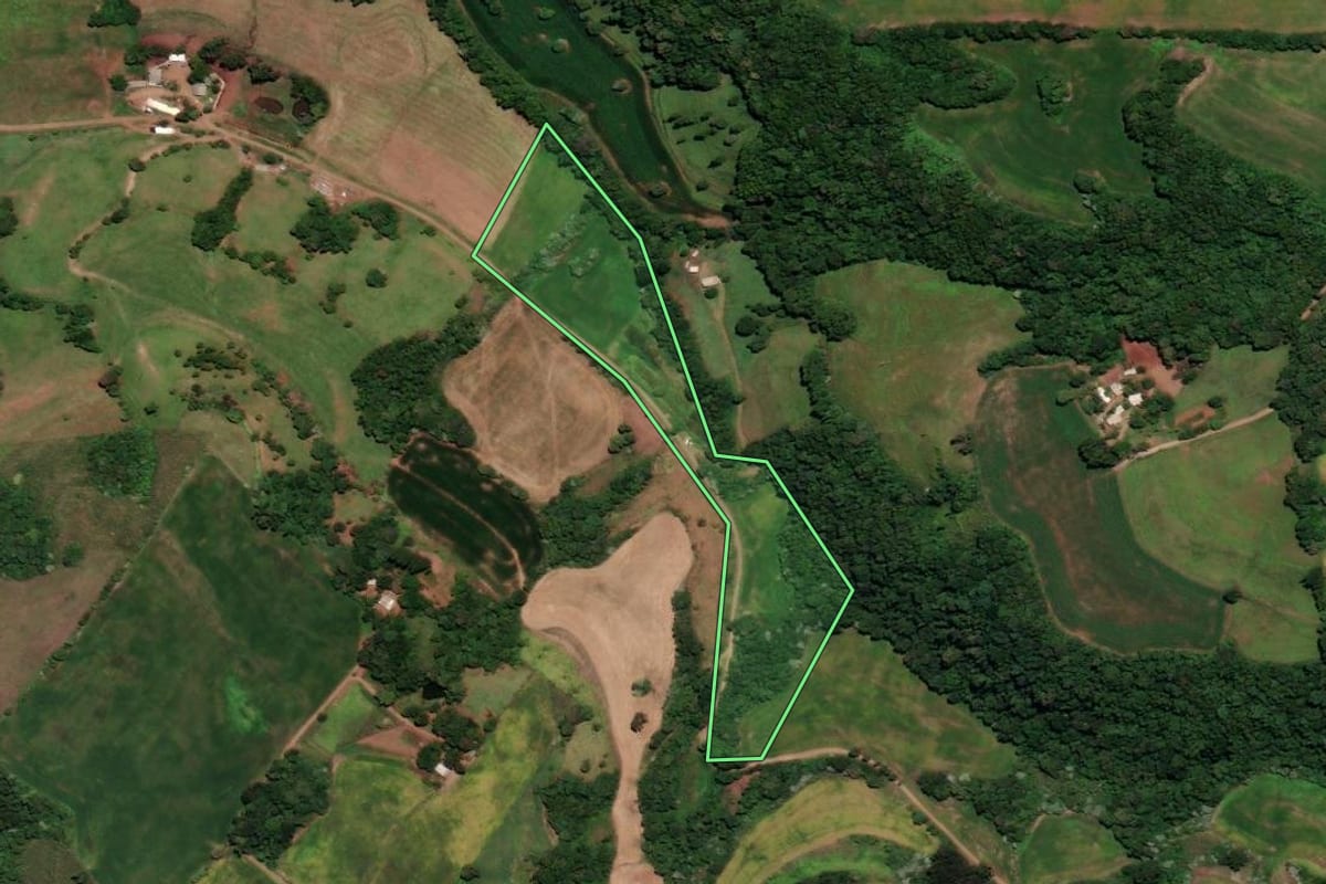 Imagem de satélite do imóvel rural em Três Palmeiras (RS), com o contorno declarado no CAR desenhado por cima.