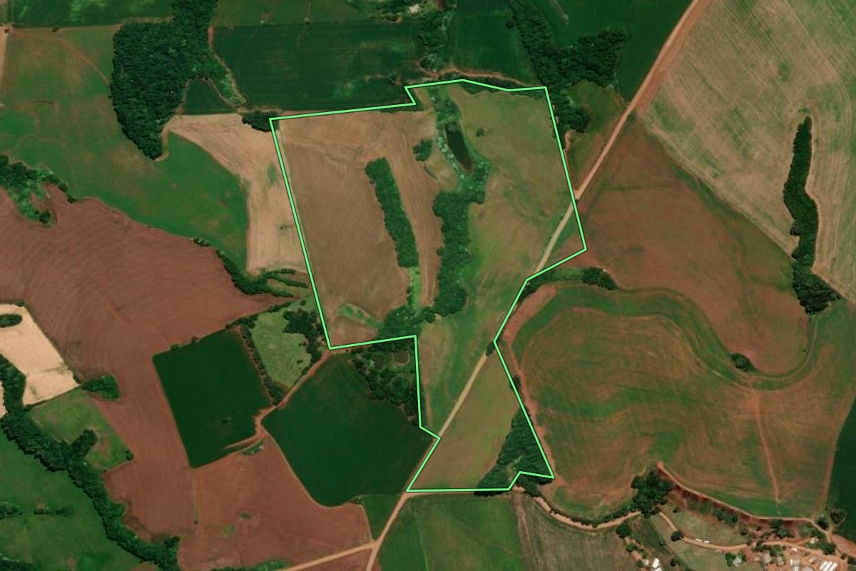 Imagem de satélite do imóvel rural em Três Palmeiras (RS), com o contorno declarado no CAR desenhado por cima.