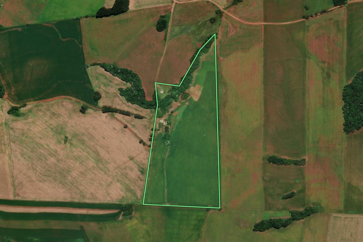 Imagem de satélite do imóvel rural em Três Palmeiras (RS), com o contorno declarado no CAR desenhado por cima.