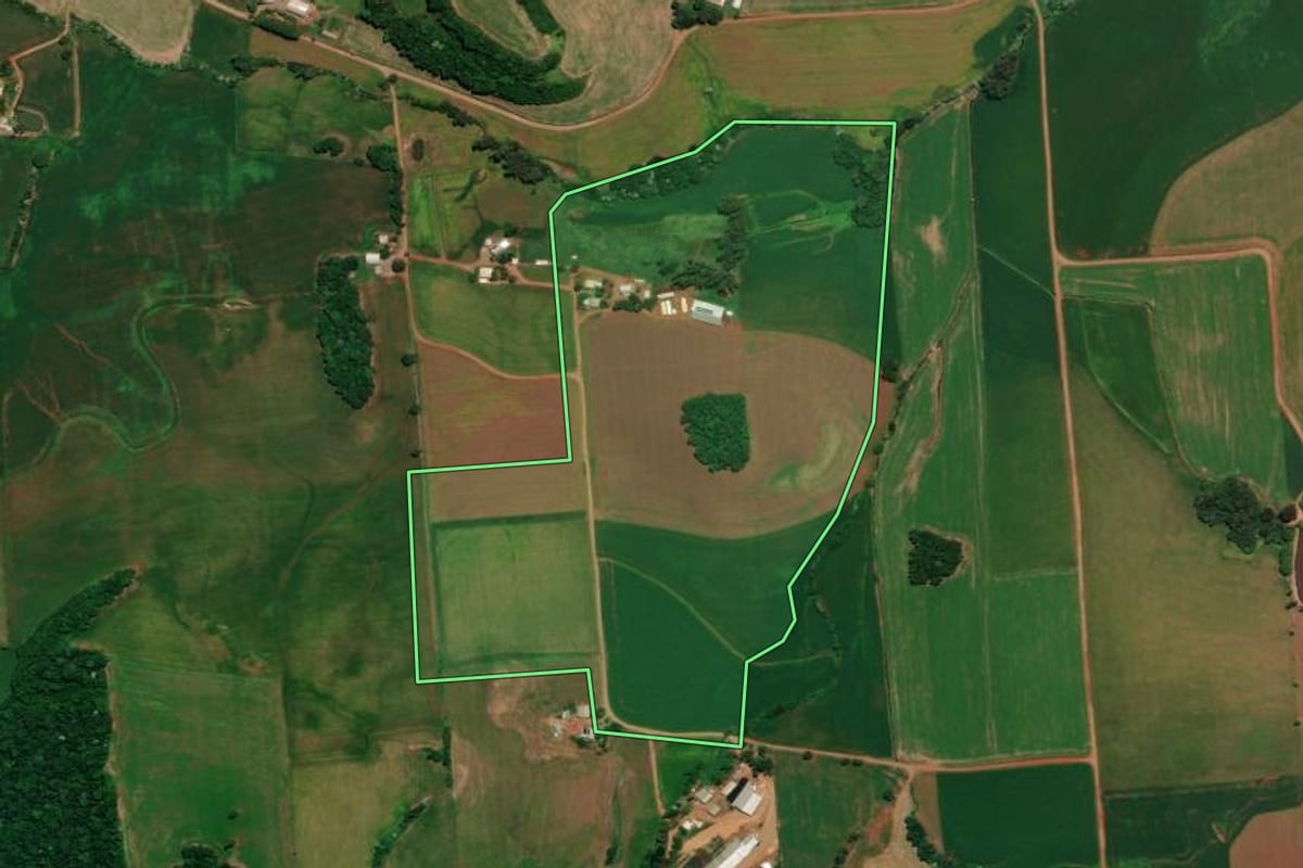 Imagem de satélite do imóvel rural em Três Palmeiras (RS), com o contorno declarado no CAR desenhado por cima.