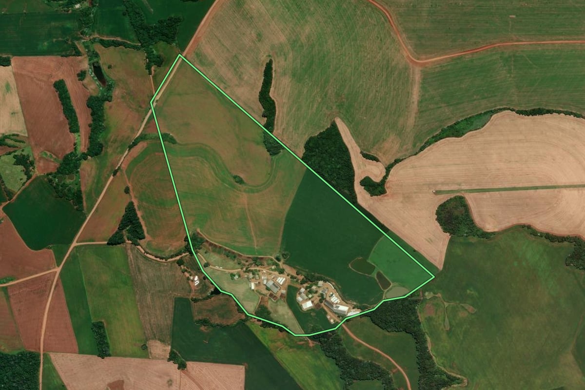 Imagem de satélite do imóvel rural em Três Palmeiras (RS), com o contorno declarado no CAR desenhado por cima.