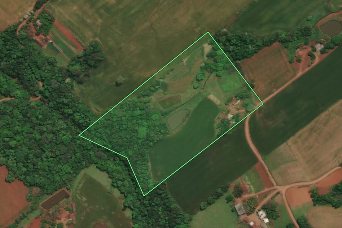 Imagem de satélite do imóvel rural em Três Passos (RS), com o contorno declarado no CAR desenhado por cima.