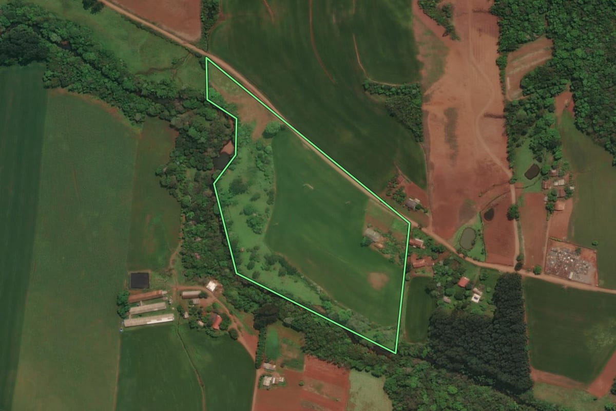 Imagem de satélite do imóvel rural em Três Passos (RS), com o contorno declarado no CAR desenhado por cima.