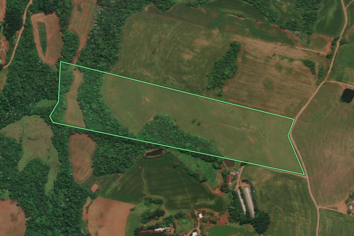 Imagem de satélite do imóvel rural em Três Passos (RS), com o contorno declarado no CAR desenhado por cima.