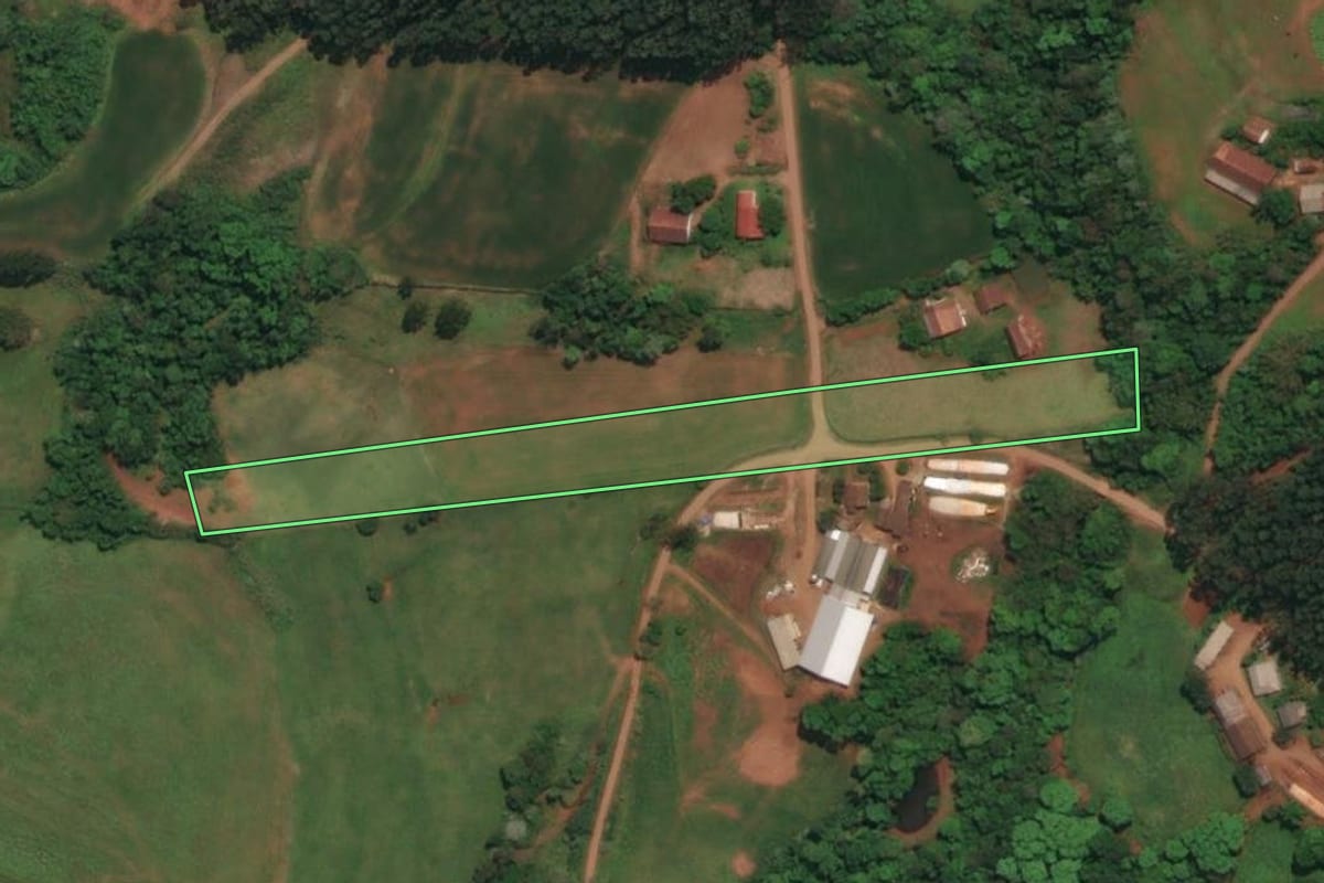 Imagem de satélite do imóvel rural em Três Passos (RS), com o contorno declarado no CAR desenhado por cima.