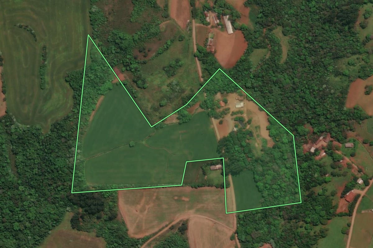 Imagem de satélite do imóvel rural em Três Passos (RS), com o contorno declarado no CAR desenhado por cima.