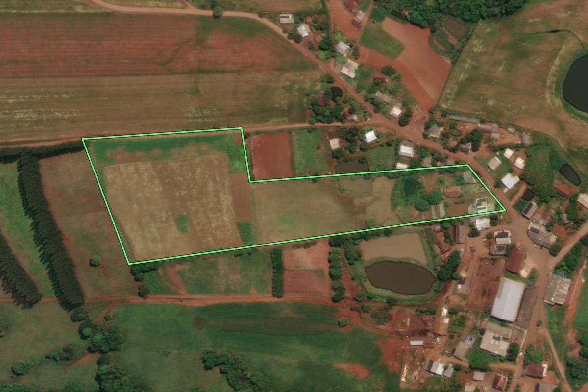 Imagem de satélite do imóvel rural em Três Passos (RS), com o contorno declarado no CAR desenhado por cima.