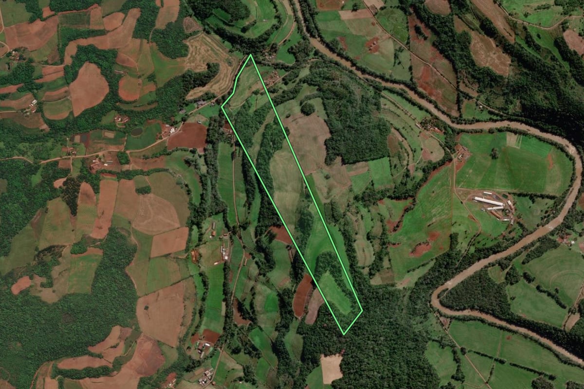 Imagem de satélite do imóvel rural em Três Passos (RS), com o contorno declarado no CAR desenhado por cima.