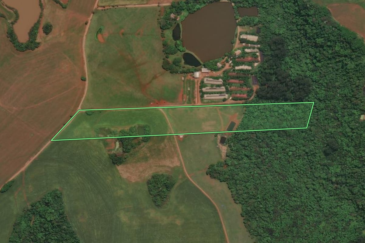 Imagem de satélite do imóvel rural em Três Passos (RS), com o contorno declarado no CAR desenhado por cima.