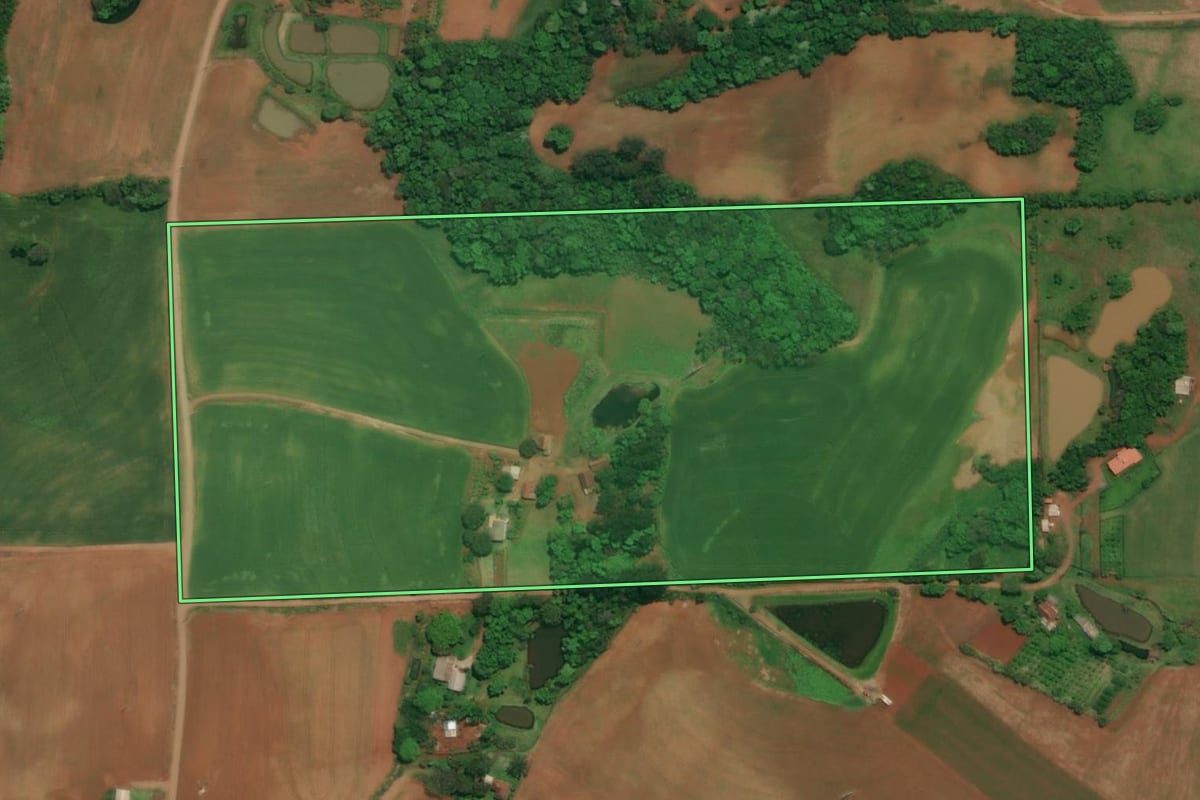 Imagem de satélite do imóvel rural em Três Passos (RS), com o contorno declarado no CAR desenhado por cima.