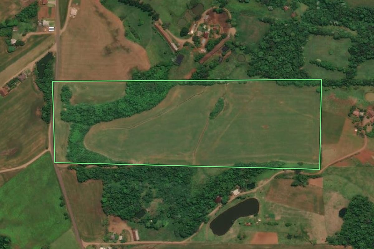 Imagem de satélite do imóvel rural em Três Passos (RS), com o contorno declarado no CAR desenhado por cima.