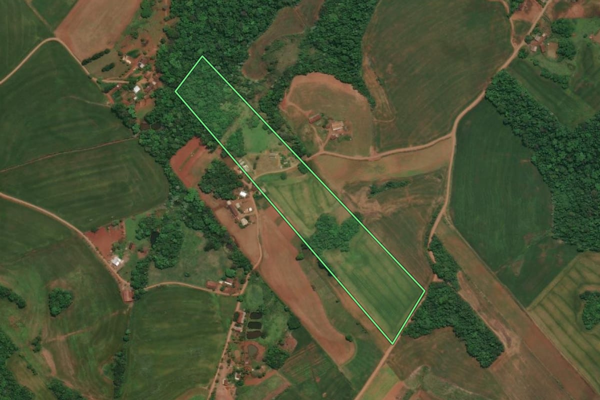 Imagem de satélite do imóvel rural em Três Passos (RS), com o contorno declarado no CAR desenhado por cima.
