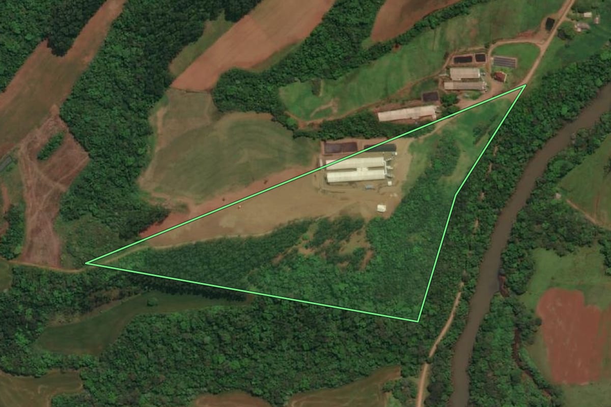 Imagem de satélite do imóvel rural em Três Passos (RS), com o contorno declarado no CAR desenhado por cima.