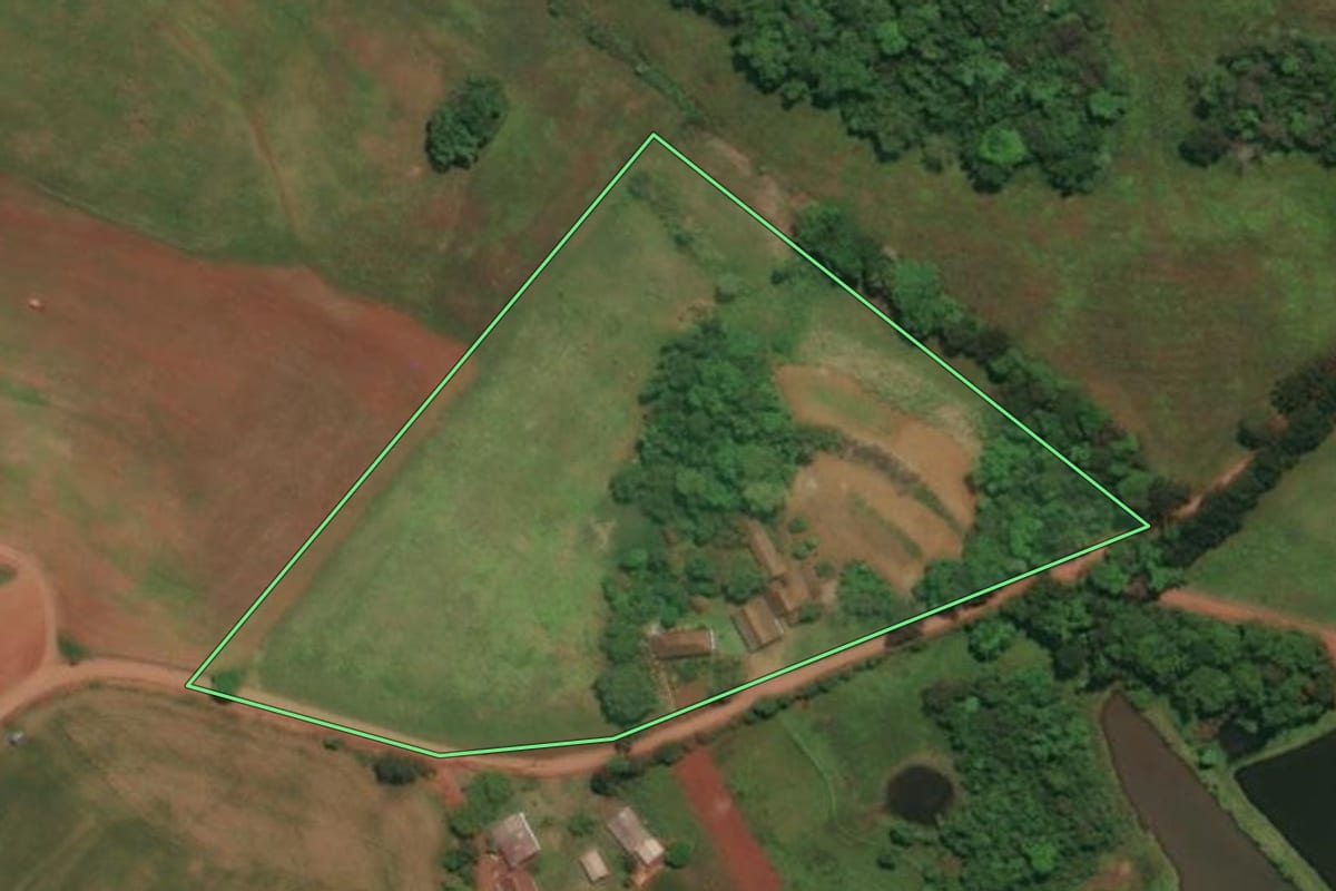 Imagem de satélite do imóvel rural em Três Passos (RS), com o contorno declarado no CAR desenhado por cima.