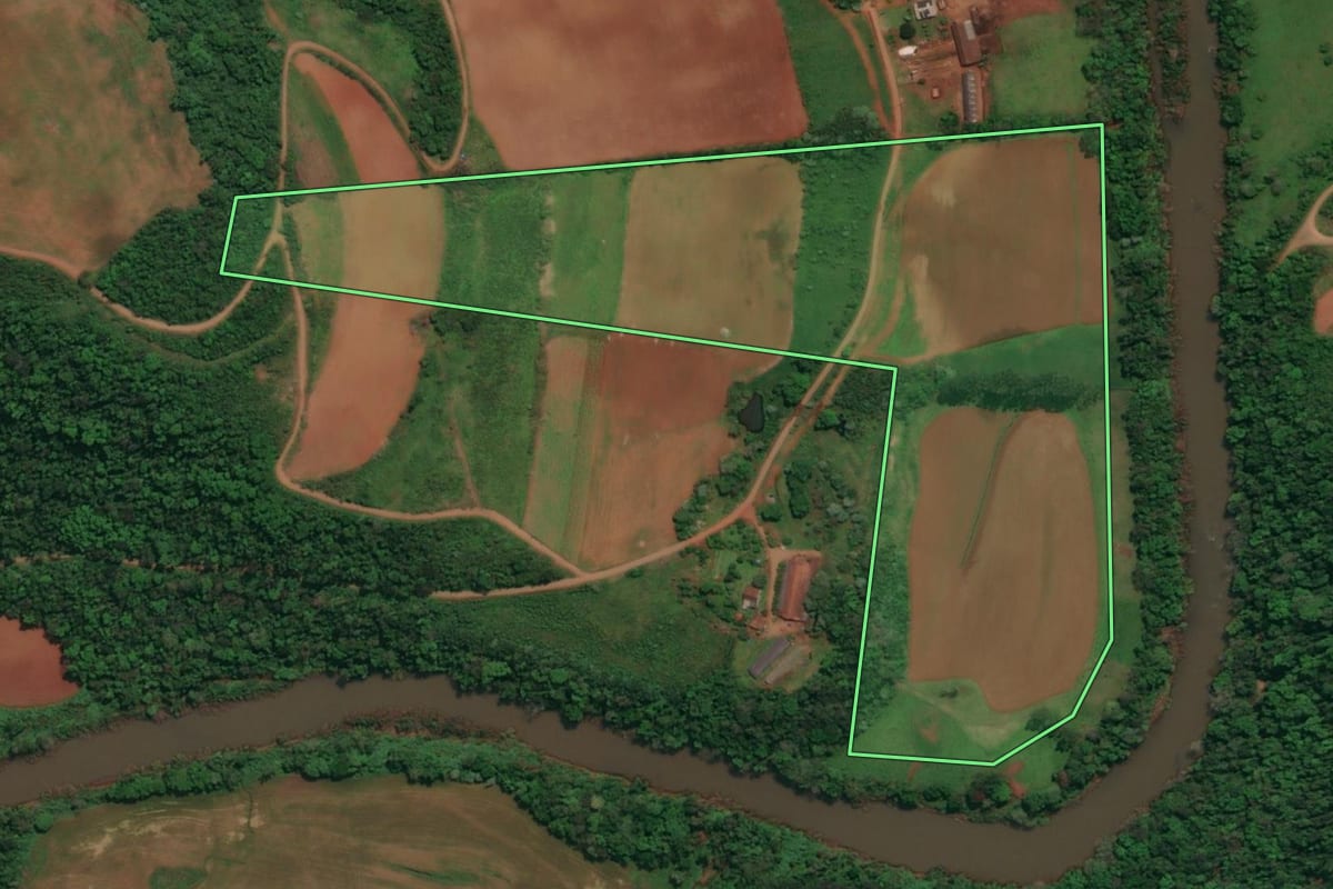 Imagem de satélite do imóvel rural em Três Passos (RS), com o contorno declarado no CAR desenhado por cima.