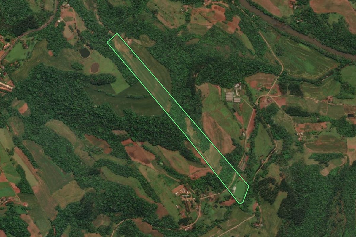 Imagem de satélite do imóvel rural em Três Passos (RS), com o contorno declarado no CAR desenhado por cima.