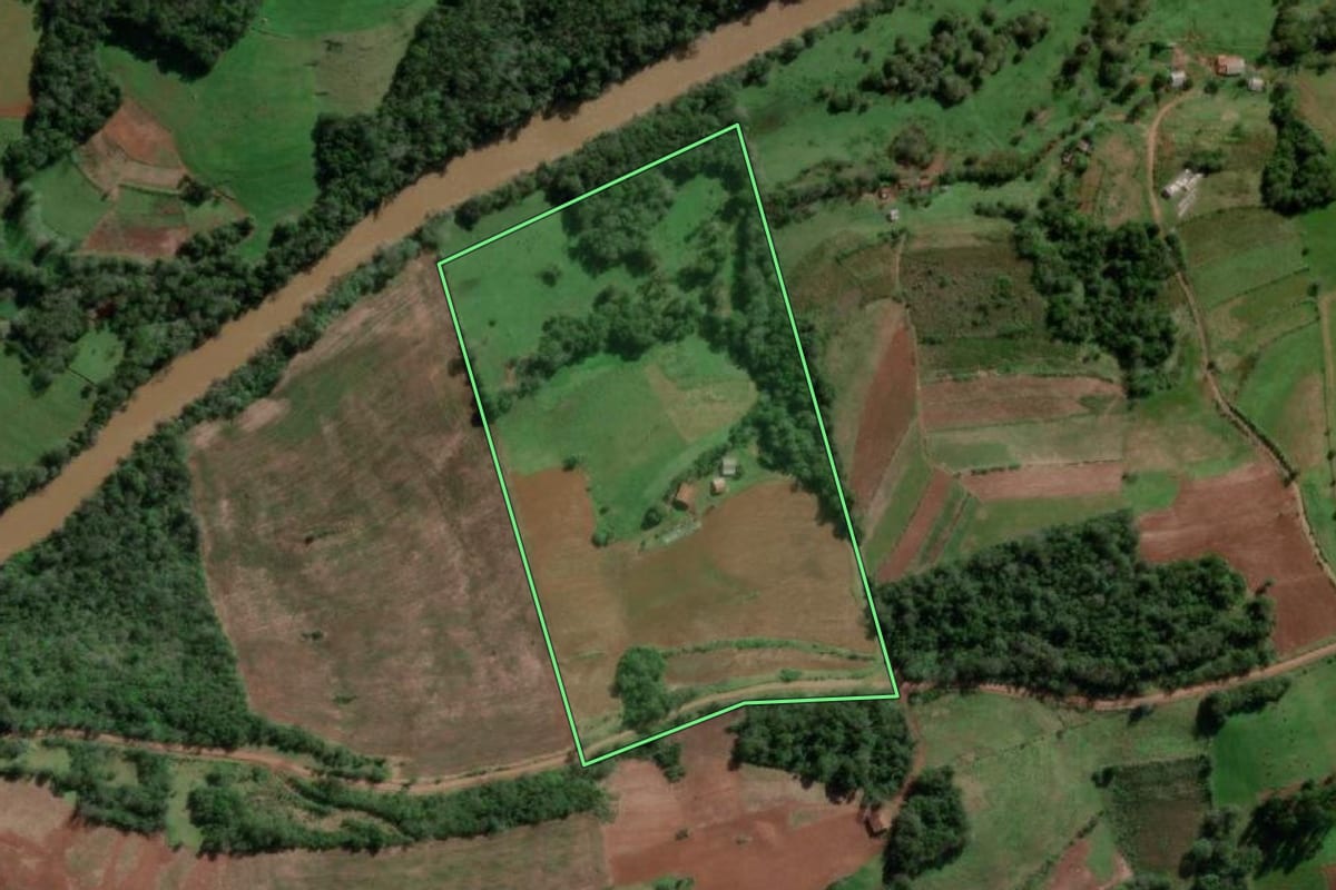 Imagem de satélite do imóvel rural em Três Passos (RS), com o contorno declarado no CAR desenhado por cima.