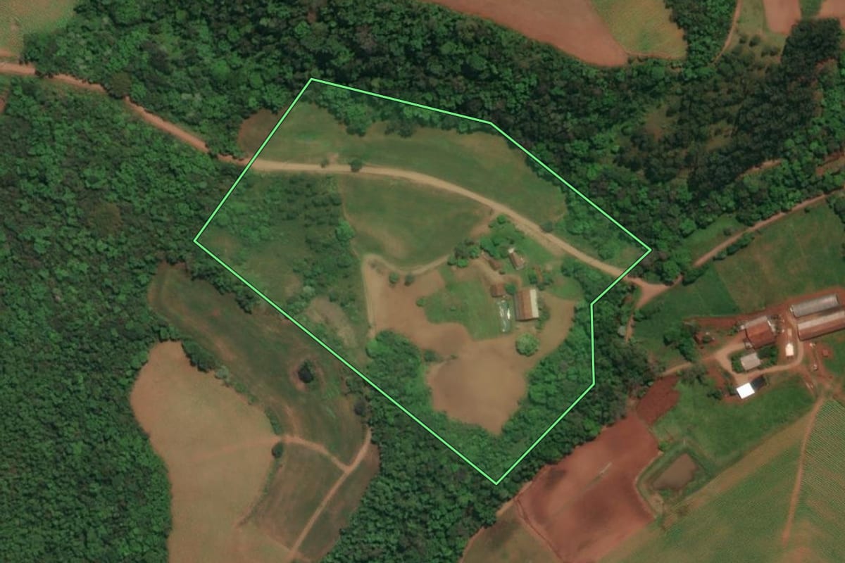 Imagem de satélite do imóvel rural em Três Passos (RS), com o contorno declarado no CAR desenhado por cima.