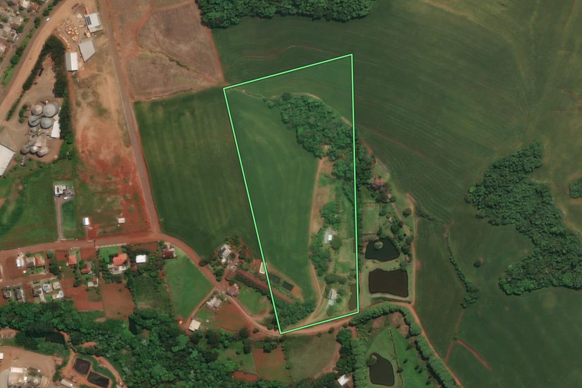 Imagem de satélite do imóvel rural em Três Passos (RS), com o contorno declarado no CAR desenhado por cima.